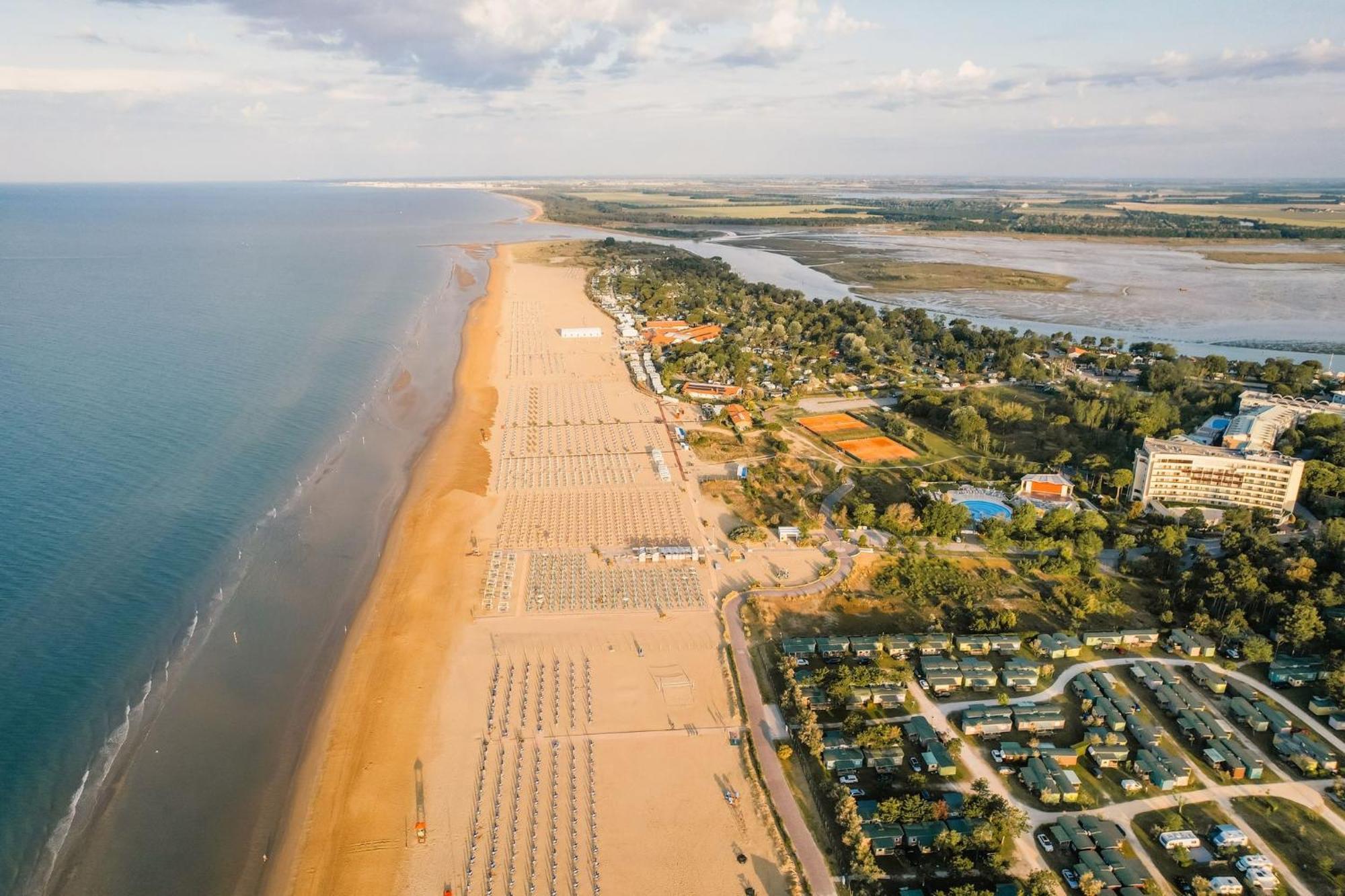 Nice Apartment With Huge Swimming Pool And Solarium Bibione Esterno foto